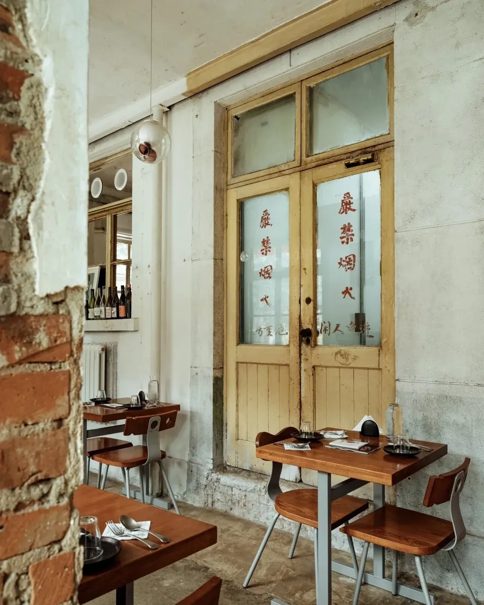 北京店木门与用餐区