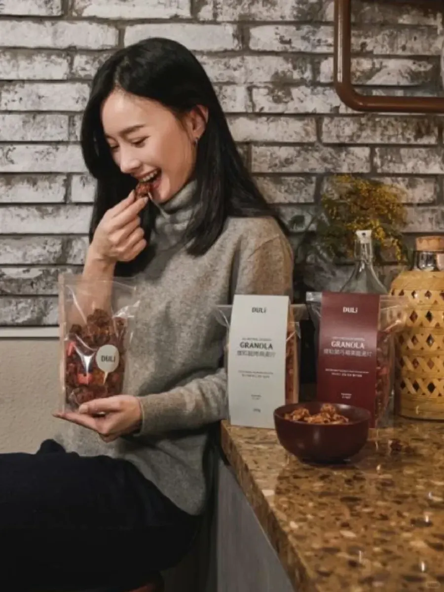迎接草莓季｜新口味～黑巧莓果脆麦片來了